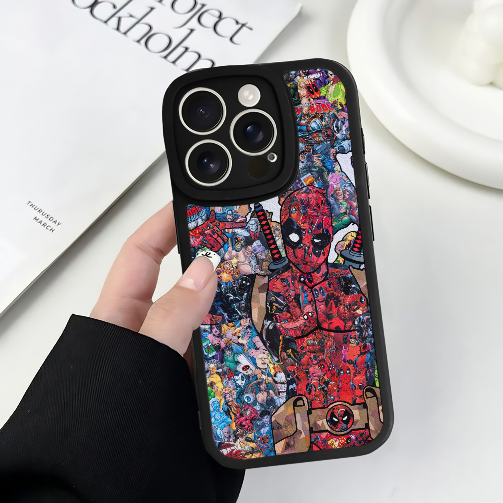 （画像用） Deadpool デッドプール 【iPhone 16シリーズ対応】シリコンスマホケース（レザー調） 材質：シリコン